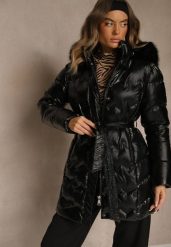 Czarna Kurtka Pikowana z Odpinanym Futerkiem i Kapturem Ozdobiona Paskiem Olinesa. Czarne kurtki Renee, l, bez wzorów, eleganckie. Za 239.99 zł.