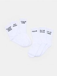 Długie skarpetki z napisami 3 pack - biały. Białe skarpetki Sinsay, bez wzorów. Za 15.99 zł.