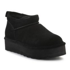 Śniegowce BearPaw Retro Super Shorty 3051W-011 czarne. Czarne botki bez wzorów, z gumy, eleganckie, bez obcasa, bez zapięcia. Za 572.15 zł.