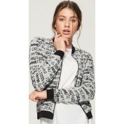 Bluza bomberka - Jasny szar. Bluzy bez kaptura marki Sinsay. W wyprzedaży za 29.99 zł.