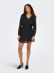 ONLY Sukienka w kolorze czarnym rozmiar: XL. Czarne sukienki ONLY, xl, bez wzorów, bez kołnierzyka, bez ramiączek, mini, rozkloszowane. Za 109.26 zł.