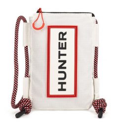 Torebka Hunter. Białe listonoszki Hunter, bez wzorów, bez dodatków. Za 139.99 zł.