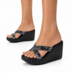 Klapki damskie na platformie Ipanema 83520 HIGH FASHION SLIDE FEM. Czarne klapki Ipanema, bez wzorów, z materiału, eleganckie, bez obcasa, na platformie, bez zapięcia. Za 99.00 zł.