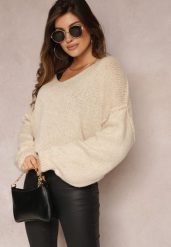 Jasnobeżowy Sweter z Trójkątnym Dekoltem i Szerokimi Rękawami Sarahena. Brązowe swetry Renee, bez wzorów, casualowe, bez ramiączek. W wyprzedaży za 79.99 zł.