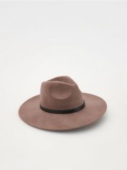Wełniany kapelusz z paskiem - ciemnobrązowy. Brązowe kapelusze Reserved, bez wzorów, z wełny. W wyprzedaży za 79.99 zł.