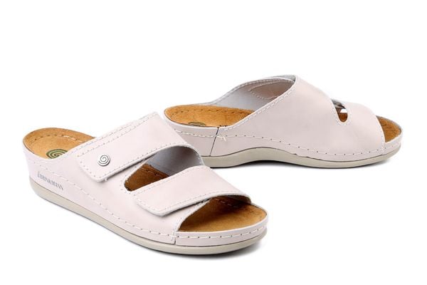 DR. BRINKMANN 700777-08 beige, klapki damskie. Brązowe klapki Dr. Brinkmann, bez wzorów, ze skóry, bez obcasa, bez zapięcia. Za 229.90 zł.