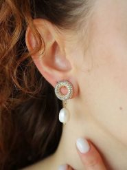 Pierres delicates Pozłacane kolczyki-wkrętki z perłami rozmiar: onesize. Białe kolczyki Pierres delicates, z cyrkonią, pozłacane. Za 43.99 zł.