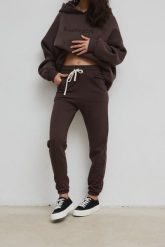 Spodnie dresowe typu jogger w kolorze CHOCOLATE - DRIPS-S. Czarne spodnie dresowe Marsala, bez wzorów, z bawełny. Za 259.90 zł.