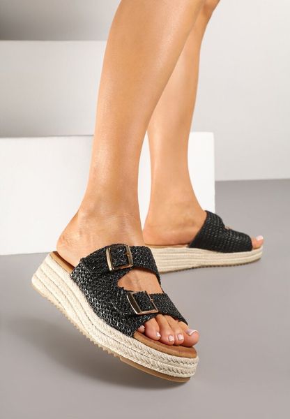 Czarne Klapki na Plecionej Podeszwie Ozdobionej Klamrami Liaritia. Czarne klapki Renee, bez wzorów, z zamszu, eleganckie, bez obcasa, na koturnie, bez zapięcia. Za 109.99 zł.