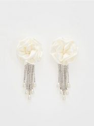 Kolczyki z wiszącymi łańcuszkami - srebrny. Szare kolczyki Reserved, z cyrkonią, srebrne. W wyprzedaży za 29.99 zł.