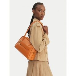 Torebka Coccinelle. Brązowe torebki klasyczne Coccinelle, bez wzorów, klasyczne, bez dodatków. Za 1,399.00 zł.