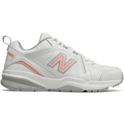 Buty sportowe New Balance WX608WP5 białe. Białe buty treningowe bez wzorów, z materiału, bez zapięcia. Za 451.81 zł.