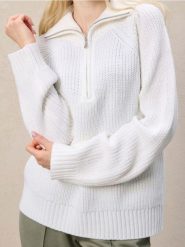 Strukturalny sweter z kołnierzykiem - kremowy. Białe swetry Sinsay, l, bez wzorów, bez ramiączek. Za 59.99 zł.