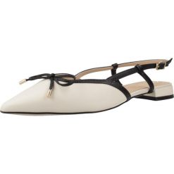 Sandały CLARKS 26186115C Beżowy. Brązowe sandały Clarks, bez wzorów, ze skóry, sportowe, bez obcasa, bez zapięcia. Za 352.99 zł.