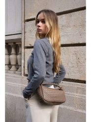 Victor & Hugo Paris Skórzana torebka "Arly" w kolorze szarobrązowym - 23 x 13 x 8 cm rozmiar: onesize. Brązowe torebki klasyczne Victor & Hugo Paris, bez wzorów, z materiału, przez ramię, bez dodatków. Za 426.40 zł.