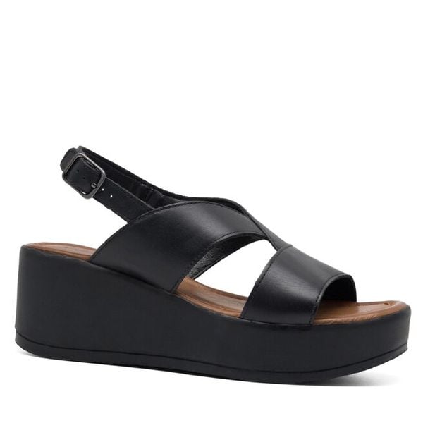 Sandały Lasocki. Czarne sandały Lasocki, bez wzorów, bez obcasa, na koturnie, bez zapięcia. Za 179.99 zł.