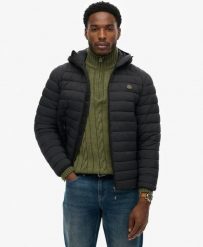 Superdry Kurtka Hooded Fuji Lite lekka z recyklingowanego nylonu. Czarne kurtki Superdry, m, bez wzorów, z materiału. Za 359.50 zł.