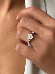 Les Petites Précieuses Pozłacany pierścionek z masą perłową i cyrkoniami rozmiar: 60. Białe pierścionki Les Petites Précieuses, z cyrkonią, pozłacane. Za 130.99 zł.