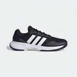 BUTY GAMECOURT 2 TENNIS. Białe buty treningowe adidas, bez wzorów, z gumy, bez zapięcia, tenisowe. Za 299.00 zł.
