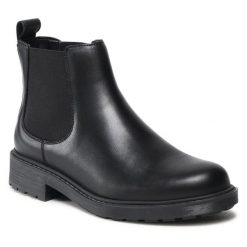 Sztyblety Clarks. Czarne botki Clarks, bez wzorów, bez obcasa, na płaskiej podeszwie, bez zapięcia. Za 299.99 zł.