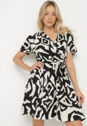 Czarna Kopertowa Sukienka z Wiskozy w Abstrakcyjny Wzór Fenilsa. Czarne sukienki Born2be, na co dzień, l, bez wzorów, z wiskozy, eleganckie, bez kołnierzyka, bez ramiączek, mini, kopertowe. Za 89.99 zł.