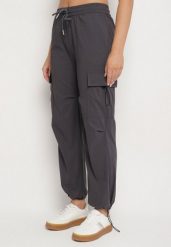 Szare Spodnie Cargo z Bawełną i Wysokim Stanem Janoviera. Szare jeansy Born2be, bez wzorów, z bawełny, eleganckie, z podwyższonym stanem. W wyprzedaży za 46.74 zł.