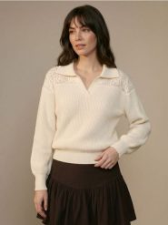 Sweter z kołnierzykiem i ażurowym detalem - kremowy. Białe swetry Sinsay, l, w ażurowe wzory, bez ramiączek. Za 59.99 zł.