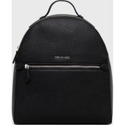 Trussardi plecak damski kolor czarny mały gładki. Czarne plecaki TRUSSARDI, bez wzorów, do ręki, bez dodatków. W wyprzedaży za 489.99 zł.
