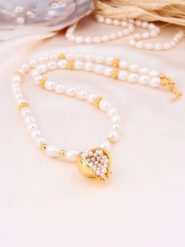 L'Atelier de Gaia Pozłacany naszyjnik z elementami ozdobnymi - dł. 45 cm rozmiar: onesize. Białe naszyjniki L'Atelier de Gaia, z materiału, z perłą, pozłacane. Za 109.52 zł.