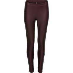 Legginsy ze sztucznej skóry bonprix czerwony klonowy. Legginsy marki Nike. Za 27.99 zł.