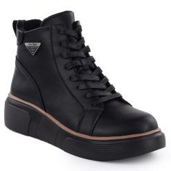 Skórzane botki damskie na koturnie czarne Filippo DBT6452. Czarne botki Filippo, bez wzorów, ze skóry, bez obcasa, na koturnie, bez zapięcia. Za 259.99 zł.