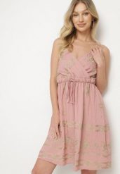 Różowa Sukienka Boho z Wiskozy na Ramiączkach Zdobiona Metalicznym Haftem Saleriela. Czerwone sukienki Born2be, na co dzień, m, z aplikacjami, z wiskozy, boho, bez kołnierzyka, bez ramiączek, mini, kopertowe. W wyprzedaży za 67.99 zł.