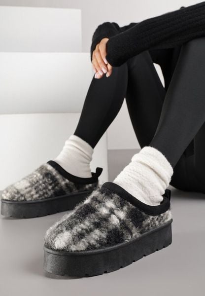 Czarne Śniegowce na Platformie Ozdobione Kratą Ammea. Czarne śniegowce Renee, bez wzorów, ze sztruksu, przed kostkę, bez zapięcia. Za 59.99 zł.
