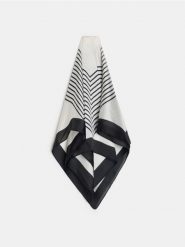 Chusta w paski - kremowy. Białe chusty Sinsay, bez wzorów. Za 15.99 zł.