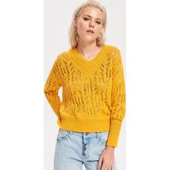 Ażurowy sweter - Żółty. Żółte swetry Reserved, m, w ażurowe wzory, bez ramiączek. W wyprzedaży za 19.99 zł.