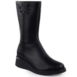 Skórzane kozaki krótkie na koturnie czarne T.Sokolski Z25-43. Czarne kozaki T.Sokolski, bez wzorów, ze skóry, bez obcasa, na koturnie, bez zapięcia. Za 289.99 zł.
