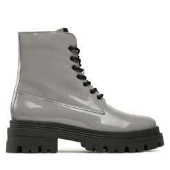 Botki Tamaris. Brązowe botki Tamaris, bez wzorów, bez obcasa, na płaskiej podeszwie, bez zapięcia. Za 259.99 zł.