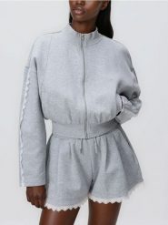 Bluza z koronkowym zdobieniem - jasnoszary. Szare bluzy Reserved, l, z aplikacjami, z bawełny, bez ramiączek, bez kaptura. Za 99.99 zł.