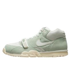 Buty do chodzenia dla dorosłych Air Trainer 1 Enamel Green. Zielone buty treningowe Nike, bez wzorów, z materiału, bez zapięcia, trekkingowe. Za 609.80 zł.
