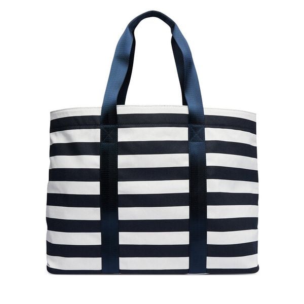Torebka EA7 Emporio Armani. Torebki klasyczne EA7 Emporio Armani, bez wzorów, bez dodatków. Za 633.99 zł.