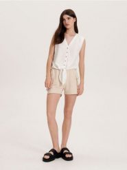 Bluzka z wiązaniem - złamana biel. Bluzki Reserved, l, bez wzorów, z wiskozy, bez kołnierzyka, bez ramiączek. W wyprzedaży za 29.99 zł.