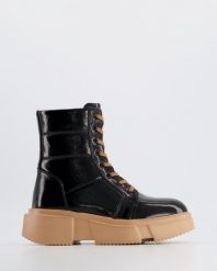 LAKIEROWANE BOTKI 15211 BLACK. Czarne botki Venezia, bez wzorów, z lakierowanej skóry, bez obcasa, bez zapięcia. Za 229.00 zł.