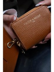 Victor & Hugo Paris Skórzany portfel "Riley" w kolorze karmelowym - 15 x 10 x 3 cm rozmiar: onesize. Brązowe portfele Victor & Hugo Paris, bez wzorów, z materiału. Za 108.99 zł.