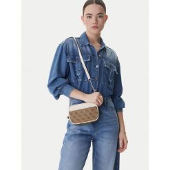 Torebka Guess. Brązowe torebki klasyczne Guess, z aplikacjami, klasyczne, bez dodatków. Za 674.99 zł.
