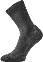 Skarpety merino WHI. Czarne skarpetki LASTING, bez wzorów, z elastanu. Za 105.05 zł.