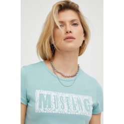 Mustang t-shirt bawełniany kolor turkusowy. Niebieskie t-shirty Mustang, l, bez wzorów, z bawełny, bez kołnierzyka, bez ramiączek. W wyprzedaży za 53.99 zł.