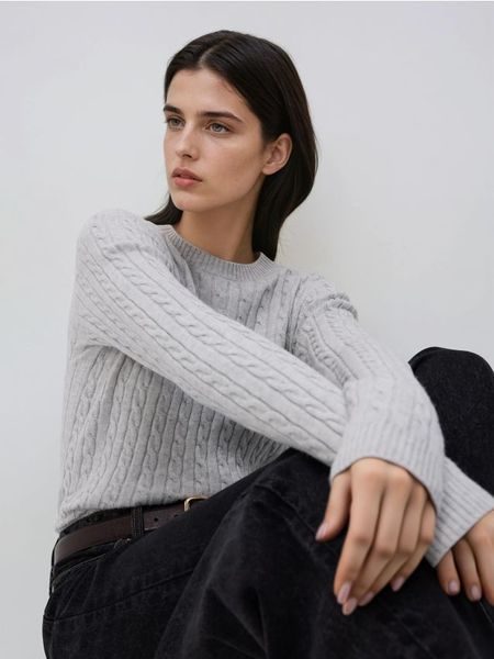 Sweter z ozdobnym splotem - jasnoszary. Szare swetry Reserved, l, bez wzorów, z dzianiny, bez ramiączek. Za 99.99 zł.