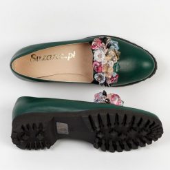 Zielone skórzane Polskie półbuty damskie z kryształami Suzana 1905-0g. Zielone półbuty wsuwane Suzana, bez wzorów, ze skóry, bez obcasa, na obcasie. Za 299.00 zł.