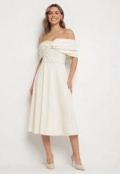 Beżowa Rozkloszowana Sukienka z Odsłoniętymi Ramionami i Drapowaniem Odilene. Brązowe sukienki Born2be, na imprezę, l, bez wzorów, eleganckie, bez kołnierzyka, bez ramiączek, midi, rozkloszowane. W wyprzedaży za 118.99 zł.