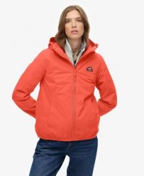Superdry Kurtka wiatrówka Essential Tri lekka i wodoodporna – HOT CORAL. Brązowe kurtki Superdry, bez wzorów, z materiału, bez kaptura. Za 384.25 zł.